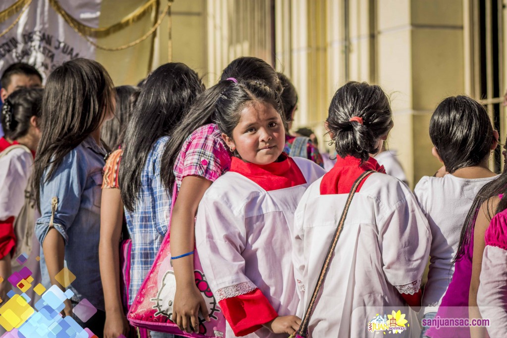 1. Miercoles Santo en San Juan Sacatepequez 2016 Procesión de Jesus de la Caida Monaguillos