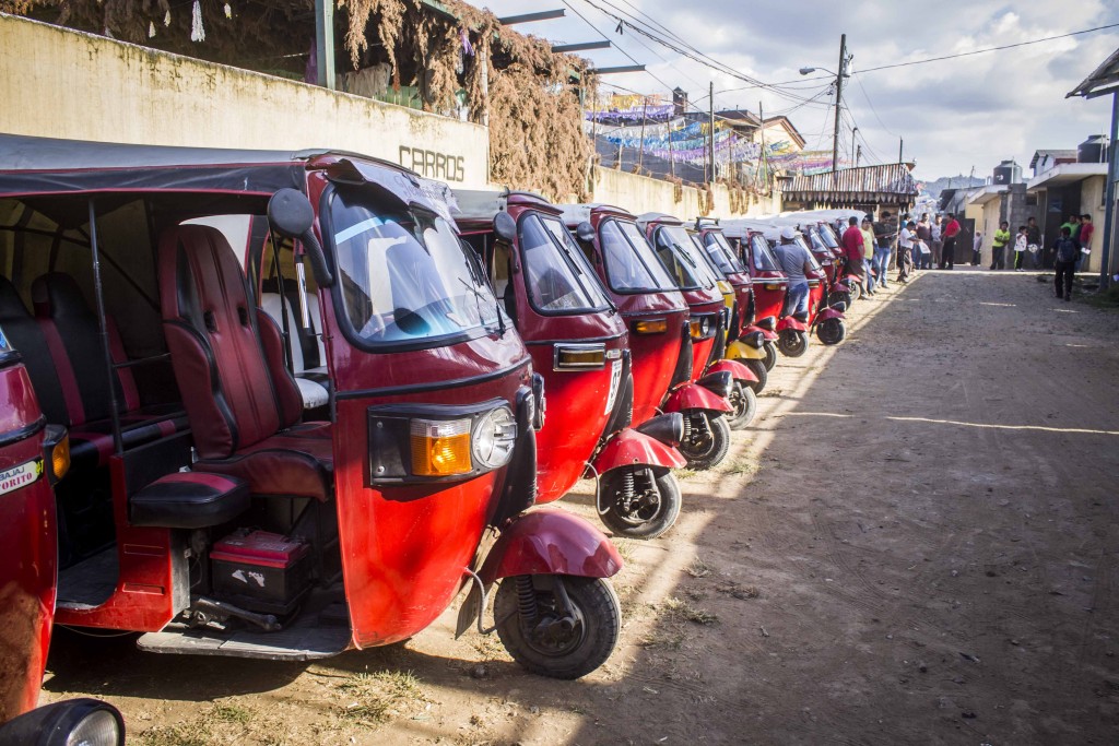 Entrega de chalecos a pilotos de mototaxis de San Juan Sacatepéquez