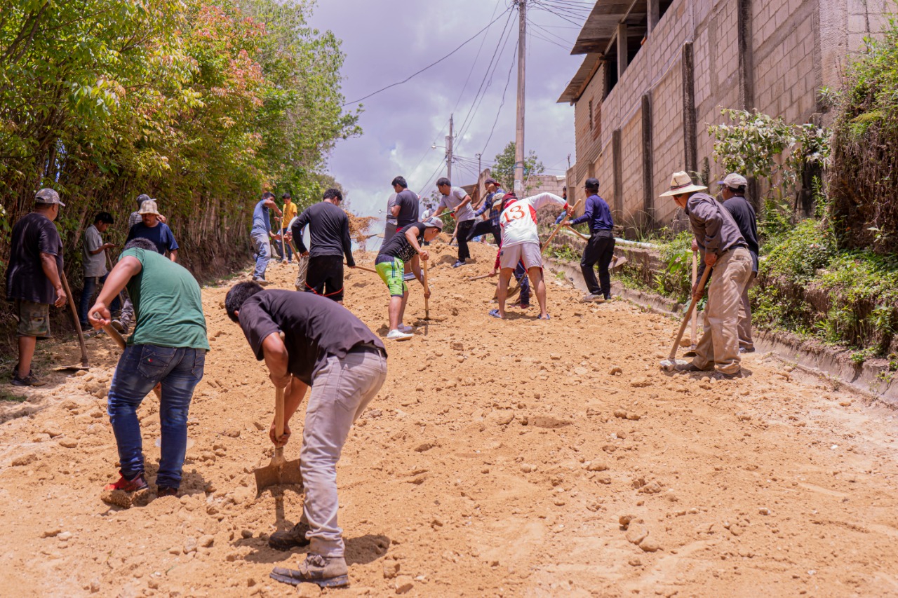 Vecinos reparan calle principal de la colonia Llanos de San Juan con ...