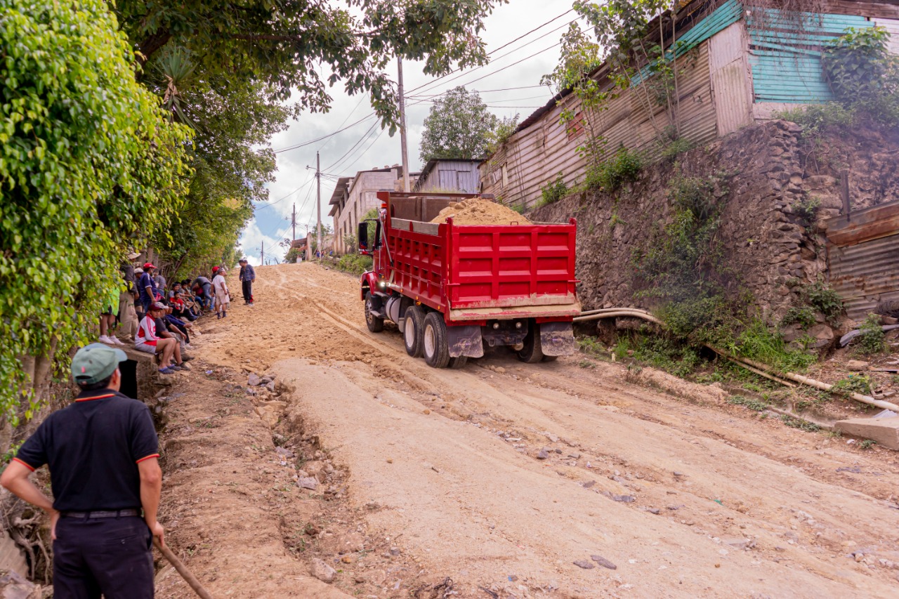 Vecinos reparan calle principal de la colonia Llanos de San Juan con ...