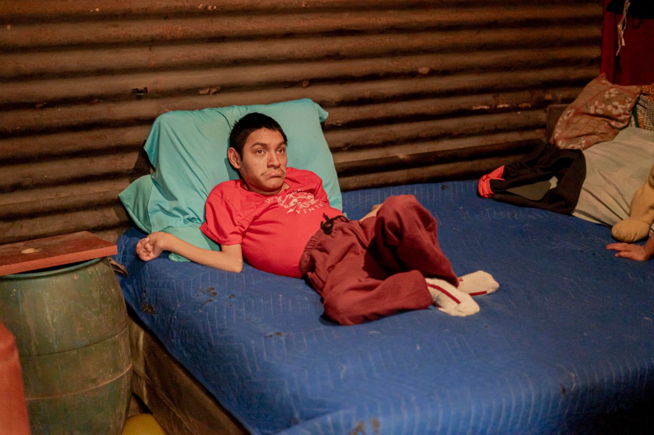 Madre pide ayuda para comprar silla de ruedas a su hijo con ...