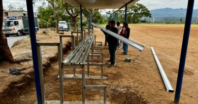 Cementos Progreso y vecinos construyen graderío en campo de Santa Ana en aldea Montúfar