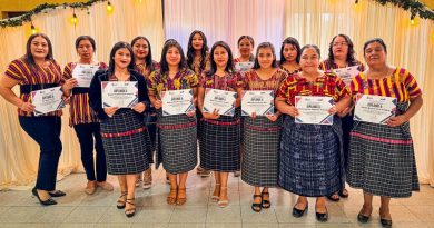 Más de 480 mujeres reciben diplomas tras concluir cursos técnicos en San Juan Sacatepéquez