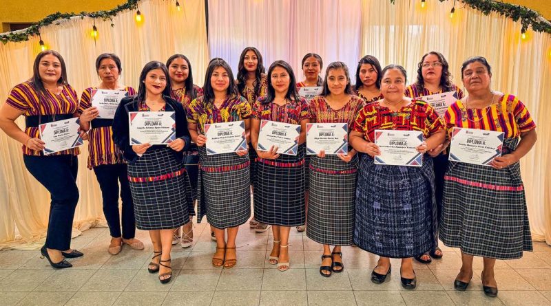 Más de 480 mujeres reciben diplomas tras concluir cursos técnicos en San Juan Sacatepéquez